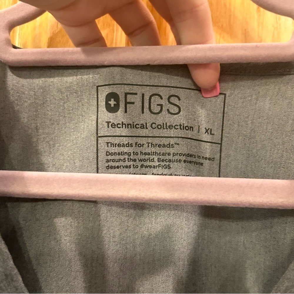 FIGS Casma Three Pocket Top - Picture 5 of 9